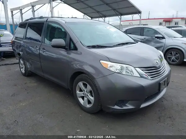 5TDKZ3DC3HS779469 2017 TOYOTA SIENNA - Image 1