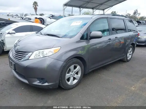 5TDKZ3DC3HS779469 2017 TOYOTA SIENNA - Image 2