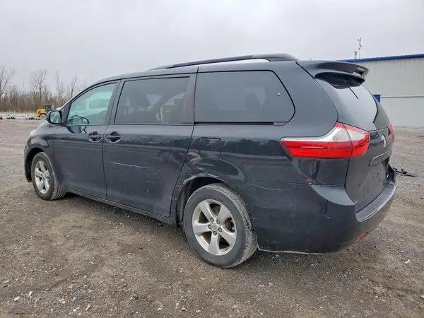 5TDKZ3DC3HS781562 2017 TOYOTA SIENNA - Image 2