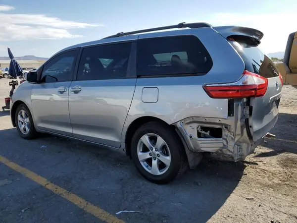 5TDKZ3DC3HS782341 2017 TOYOTA SIENNA - Image 2