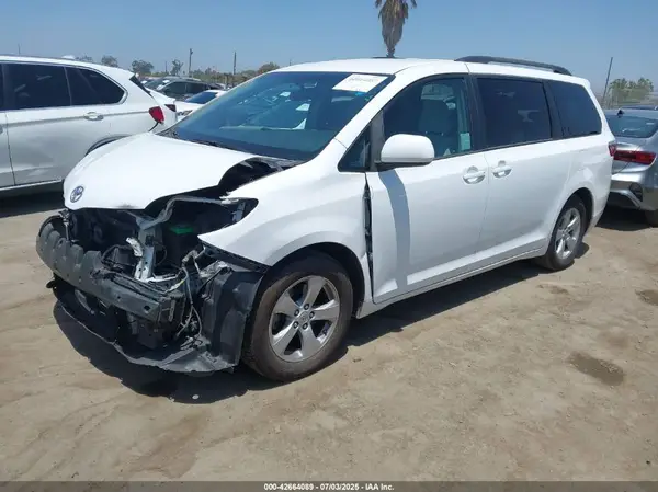 5TDKZ3DC3HS783912 2017 TOYOTA SIENNA - Image 2
