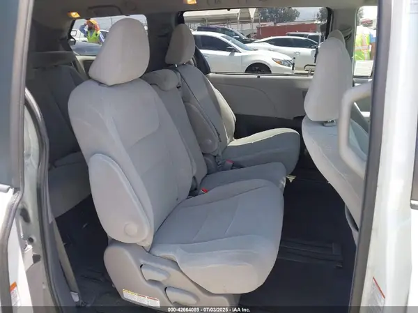 5TDKZ3DC3HS783912 2017 TOYOTA SIENNA - Image 8