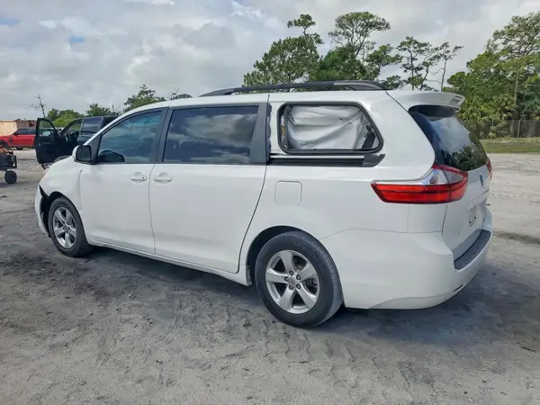 5TDKZ3DC3HS786227 2017 TOYOTA SIENNA - Image 2