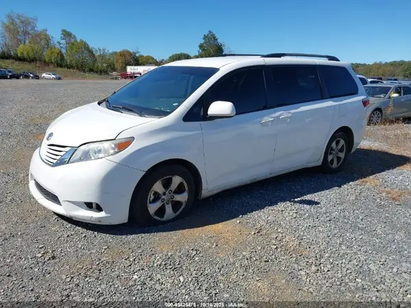5TDKZ3DC3HS790908 2017 TOYOTA SIENNA - Image 2
