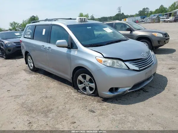 5TDKZ3DC3HS794389 2017 TOYOTA SIENNA - Image 1