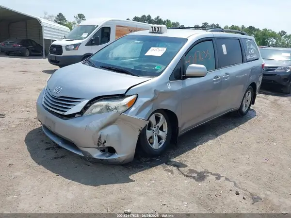 5TDKZ3DC3HS794389 2017 TOYOTA SIENNA - Image 2