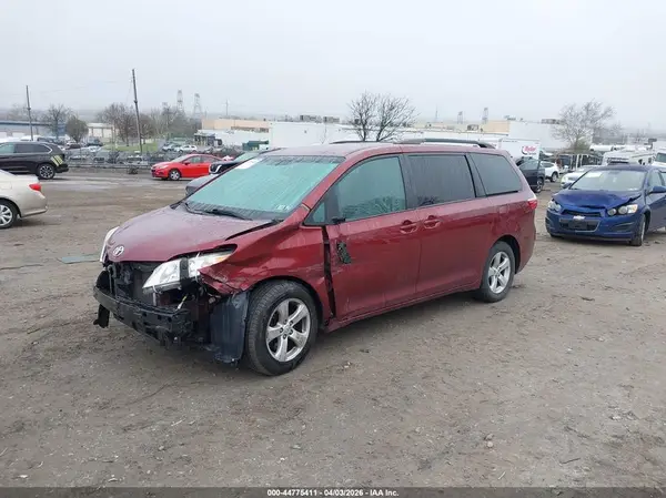 5TDKZ3DC3HS794974 2017 TOYOTA SIENNA - Image 2