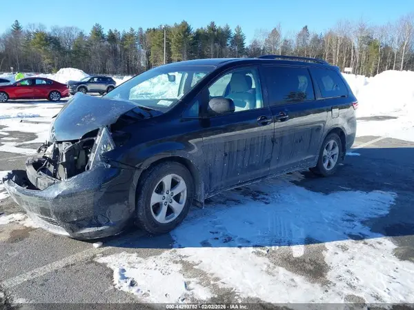 5TDKZ3DC3HS796725 2017 TOYOTA SIENNA - Image 2