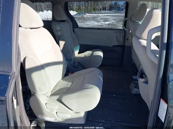 5TDKZ3DC3HS796725 2017 TOYOTA SIENNA - Image 8