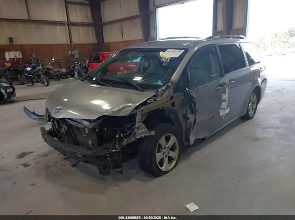 5TDKZ3DC3HS796885 2017 TOYOTA SIENNA - Image 2