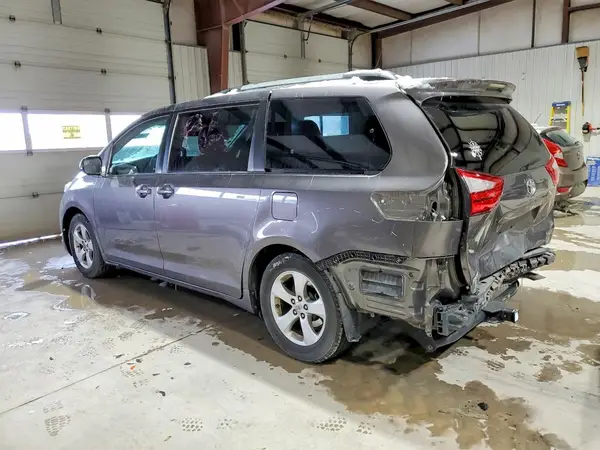 5TDKZ3DC3HS796935 2017 TOYOTA SIENNA - Image 2