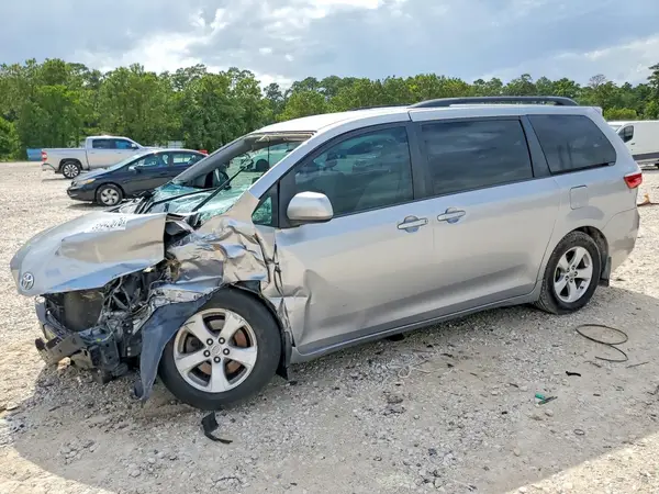 5TDKZ3DC3HS800403 2017 TOYOTA SIENNA - Image 1