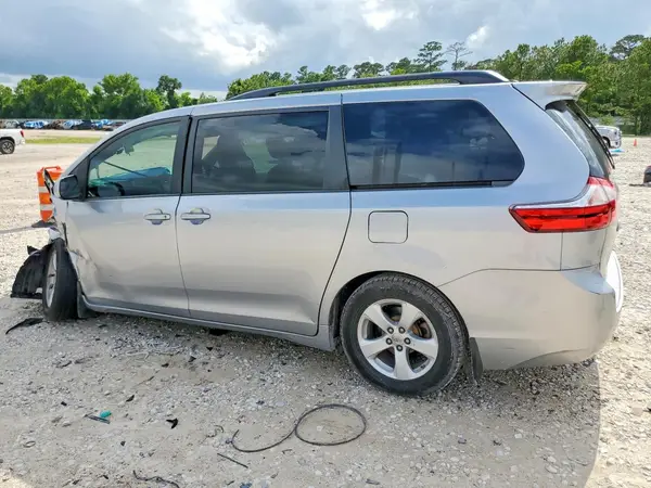 5TDKZ3DC3HS800403 2017 TOYOTA SIENNA - Image 2