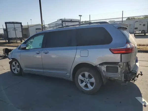 5TDKZ3DC3HS810087 2017 TOYOTA SIENNA - Image 2