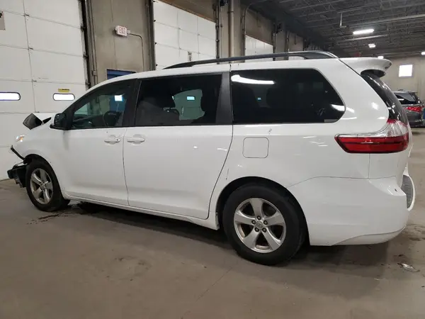 5TDKZ3DC3HS810154 2017 TOYOTA SIENNA - Image 2