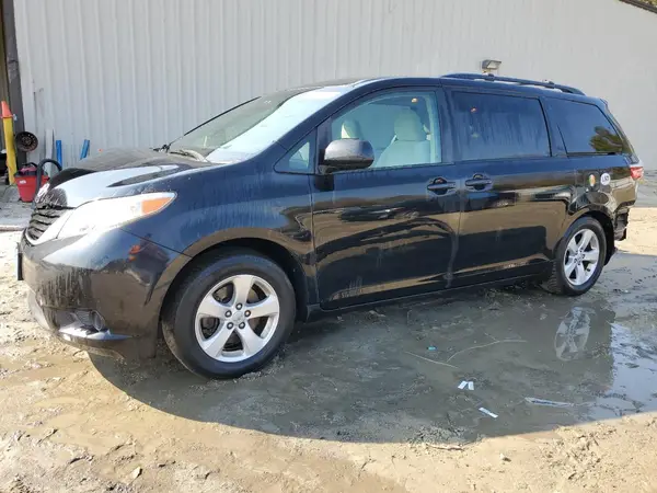 5TDKZ3DC3HS811577 2017 TOYOTA SIENNA - Image 1