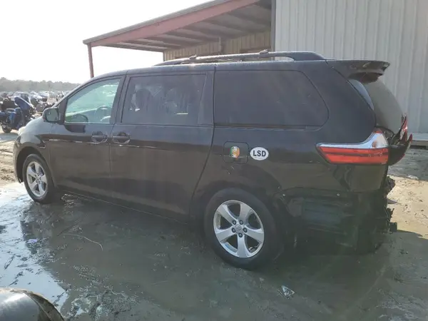 5TDKZ3DC3HS811577 2017 TOYOTA SIENNA - Image 2
