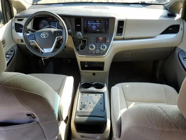 5TDKZ3DC3HS811577 2017 TOYOTA SIENNA - Image 8