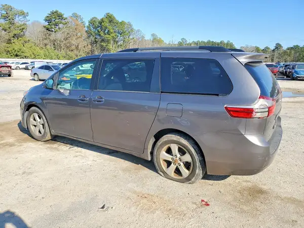 5TDKZ3DC3HS812339 2017 TOYOTA SIENNA - Image 2