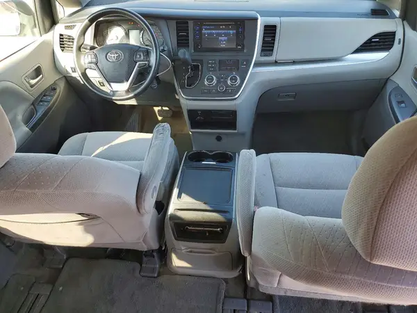 5TDKZ3DC3HS812339 2017 TOYOTA SIENNA - Image 8
