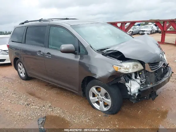5TDKZ3DC3HS815645 2017 TOYOTA SIENNA - Image 1