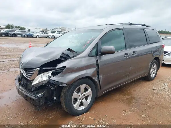 5TDKZ3DC3HS815645 2017 TOYOTA SIENNA - Image 2