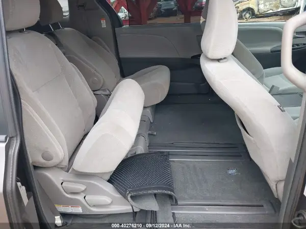 5TDKZ3DC3HS815645 2017 TOYOTA SIENNA - Image 8
