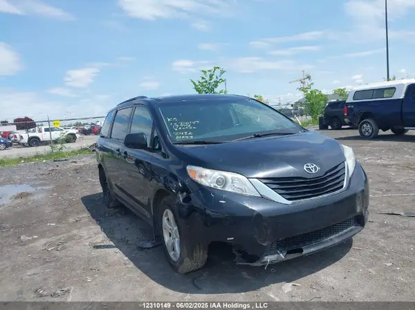 5TDKZ3DC3HS820036 2017 TOYOTA SIENNA - Image 1