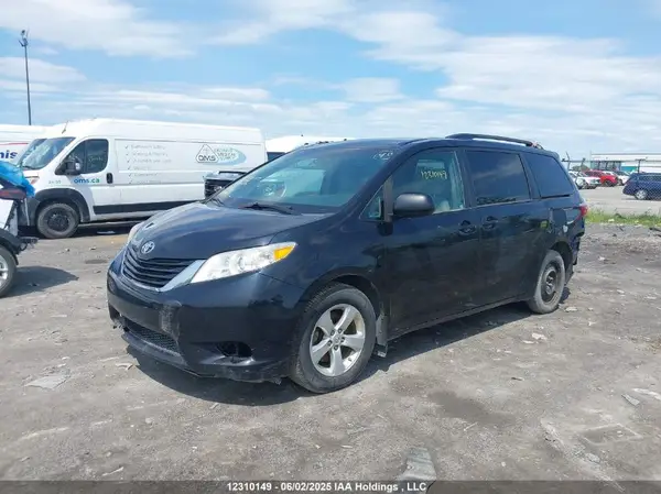 5TDKZ3DC3HS820036 2017 TOYOTA SIENNA - Image 2