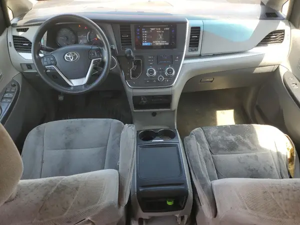 5TDKZ3DC3HS820585 2017 TOYOTA SIENNA - Image 8