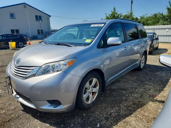 5TDKZ3DC3HS820795 2017 TOYOTA SIENNA - Image 1