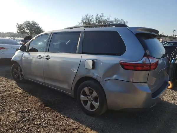 5TDKZ3DC3HS821123 2017 TOYOTA SIENNA - Image 2