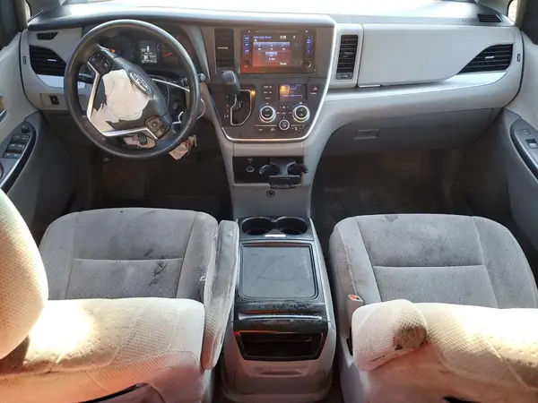 5TDKZ3DC3HS821123 2017 TOYOTA SIENNA - Image 8