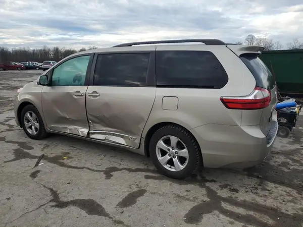 5TDKZ3DC3HS821493 2017 TOYOTA SIENNA - Image 2