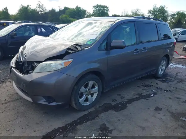 5TDKZ3DC3HS824149 2017 TOYOTA SIENNA - Image 2