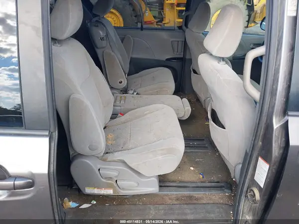 5TDKZ3DC3HS824149 2017 TOYOTA SIENNA - Image 8