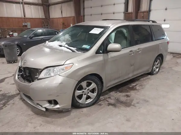 5TDKZ3DC3HS825432 2017 TOYOTA SIENNA - Image 2