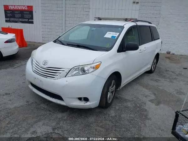 5TDKZ3DC3HS826015 2017 TOYOTA SIENNA - Image 2