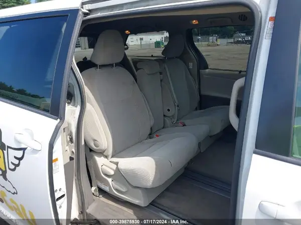 5TDKZ3DC3HS826015 2017 TOYOTA SIENNA - Image 8