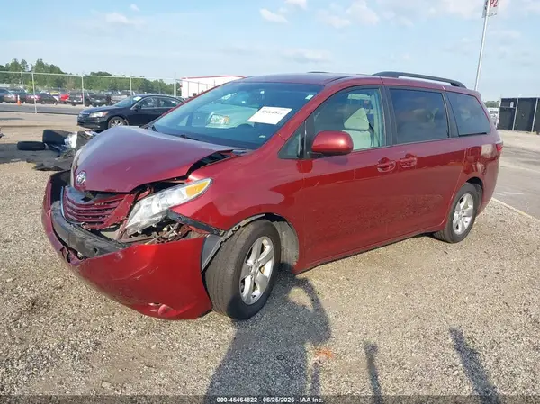 5TDKZ3DC3HS826905 2017 TOYOTA SIENNA - Image 2