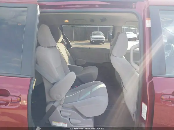 5TDKZ3DC3HS826905 2017 TOYOTA SIENNA - Image 8
