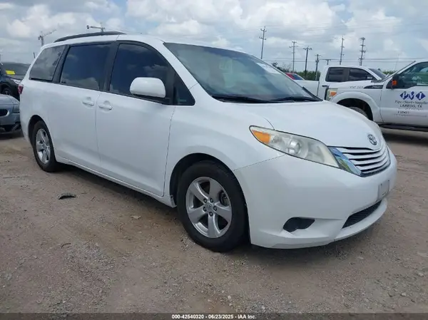 5TDKZ3DC3HS828606 2017 TOYOTA SIENNA - Image 1