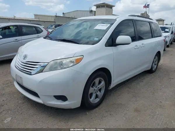 5TDKZ3DC3HS828606 2017 TOYOTA SIENNA - Image 2