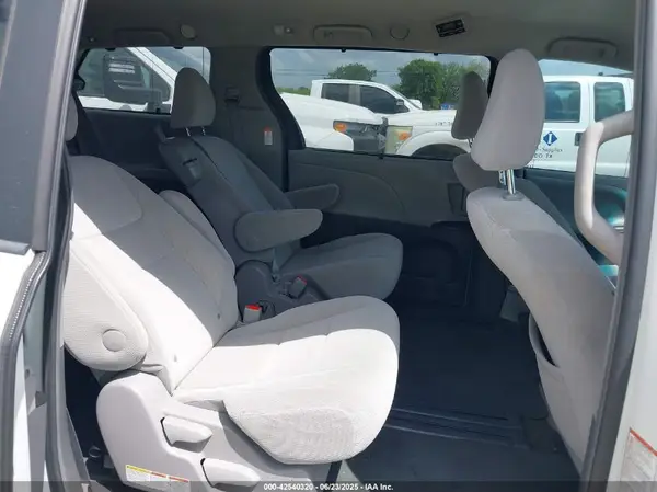 5TDKZ3DC3HS828606 2017 TOYOTA SIENNA - Image 8