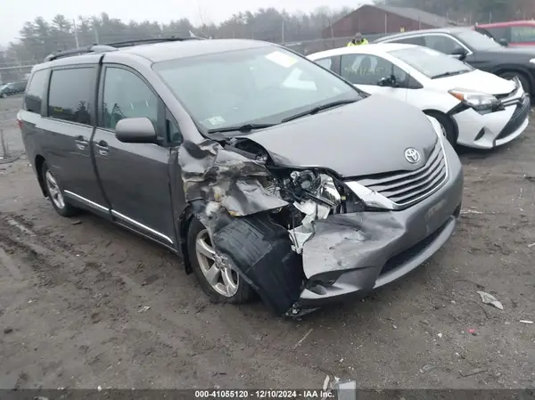 5TDKZ3DC3HS832266 2017 TOYOTA SIENNA - Image 1