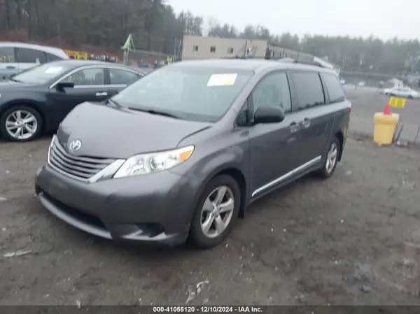5TDKZ3DC3HS832266 2017 TOYOTA SIENNA - Image 2