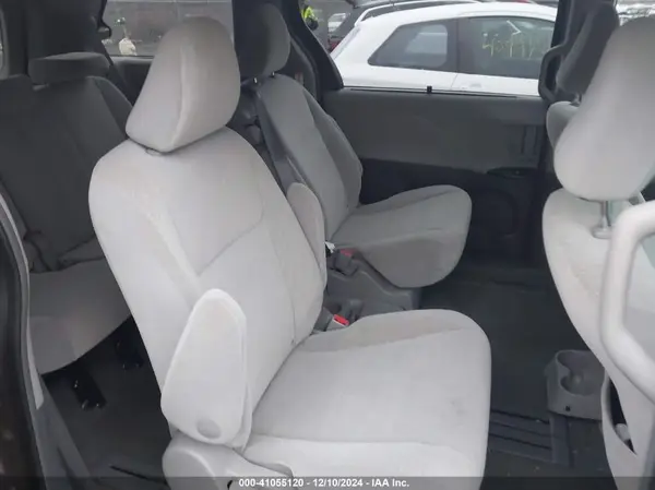 5TDKZ3DC3HS832266 2017 TOYOTA SIENNA - Image 8