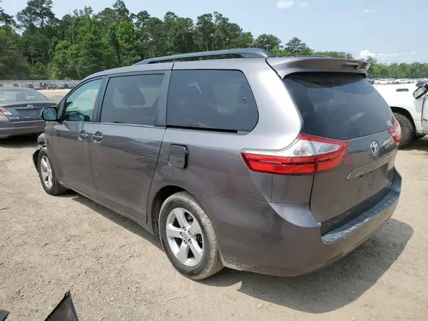 5TDKZ3DC3HS832588 2017 TOYOTA SIENNA - Image 2