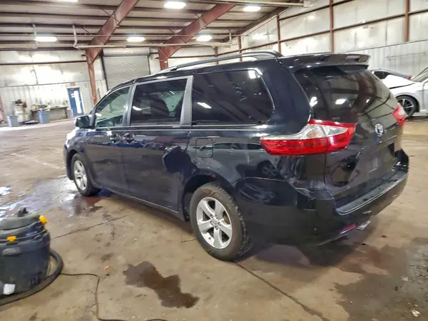 5TDKZ3DC3HS832624 2017 TOYOTA SIENNA - Image 2