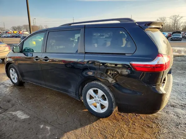 5TDKZ3DC3HS832655 2017 TOYOTA SIENNA - Image 2
